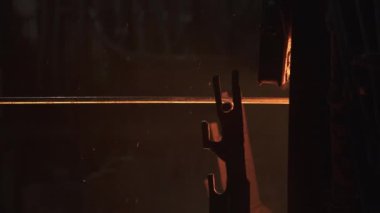 Karanlık endüstriyel bir ortamın büyüleyici ve büyüleyici bir görüntüsü. Derin merakı uyandıran parlak aksanları var. Menkul Kıymetler