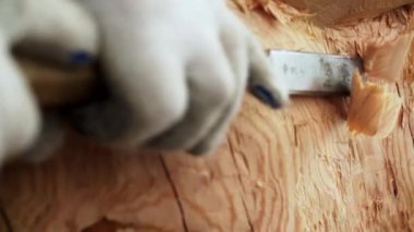 Becerikli bir zanaatkarın dikkatlice ve keskin bir keski kullanarak odun keserken çok güzel detaylandırılmış bir fotoğrafı. Menkul Kıymetler