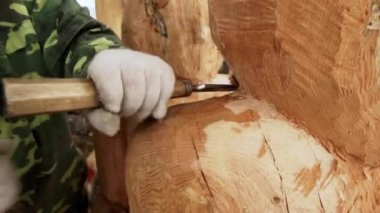 Yetenekli bir zanaatkar güzel bir ahşap heykel oyup olağanüstü bir yaratıcılık ve ustalık sergiliyor. Menkul Kıymetler