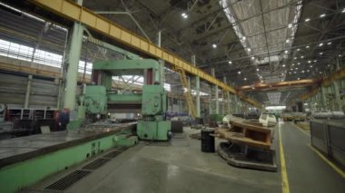 Çeşitli endüstriyel makine ve ekipmanların sergilendiği geniş ve iyi organize edilmiş bir üretim tesisi. Menkul Kıymetler