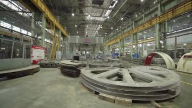 Geniş bir sanayi sitesi, çeşitli üretim süreçleri için büyük parçalar ve gelişmiş makineler sergiliyor. Menkul Kıymetler