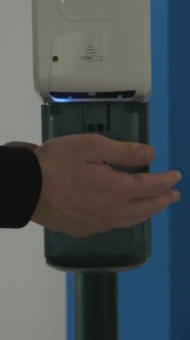 İş merkezinin içinde otomatik alkol dezenfektanı ile ellerini yıkamayı unutma. HDR. Koronavirüs salgınının önlenmesi