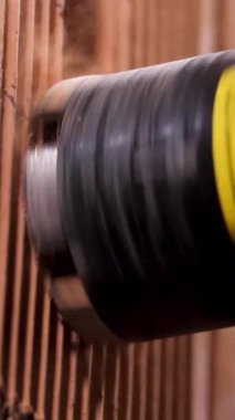 Havalı çekiç matkaplı inşaat işçisi kırmızı tuğla duvarda delik açıyor. Stok görüntüleri. Elektrik prizi için beton bir duvara delik açmak..