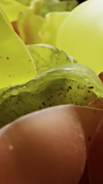 Siyah arka planda izole edilmiş pişmemiş yeşil ve kahverengi renkli makarna. Stok görüntüleri. Renkli kurutulmuş İtalyan makarna dokusu, İtalyan mutfağı..