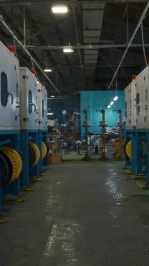 Metalürjik üretimin kimyasal atölyesi. Yaratıcı. Plastik topakları eritmek için sıra sıra üretim fırınları. Polimer plastik ekstrüzyon üretim süreci.
