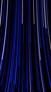 Siyah arkaplan üzerinde çok renkli çizgileri hızlı hareket ettiren soyut arkaplan. Animasyon. Siyah arkaplan üzerindeki neon çizgilerinin hızlı akışına daldırma ile baş döndürücü arkaplan.