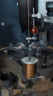 Bakır telli bobinler makinede dönüyor. Yaratıcı. Endüstriyel makinede dönen bakır bobinler. Kablo üretimi için otomatikleştirilmiş ekipmanı olan metal fabrikası.