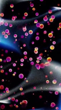 Orman yolunda yeşil çimenler ve ağaçlarla kaplı yosun kaplı büyük bir kaya parçası. Stok görüntüleri. Orman yolları ve patikalar, yosun ormandaki büyük bir taşı kaplıyor..