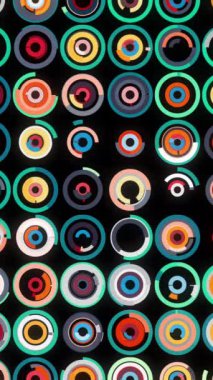 Birçok yatay paralel satıra yerleştirilmiş hareket eden küçük dairelerle soyut fütüristik arkaplan. Animasyon. Siyah arkaplanda birçok hareketli halka, pürüzsüz döngü.