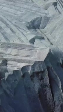 Madencilik ocağıyla endüstriyel arkaplan görüntüsü. Stok görüntüleri. Opencast kum madencilik ocağı. Bir sürü makine izi var. Yukarıdan görünüyor..