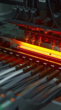 Elektronik devre kartı üretimi ve SMD bileşenleri kurulumu. Yaratıcı. İğne otomatik ekipman tanı ve test çipleri ve işlemciler