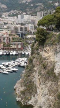 Denizde park etmiş yatları olan bir rıhtım manzarası. Başla. Yatlar için limanı olan kayalık sahilden sahile kadar güzel bir manzara. Kasaba sahillerine demirlemiş pahalı yatlar..