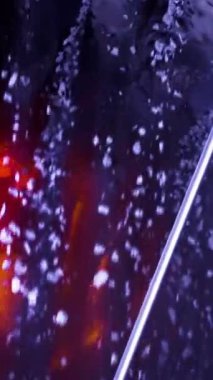 Kış mevsiminde arka planda deniz manzarası. Görüntü. Karlı sahillerin arka planında sessiz mavi denizin güzel kış manzarası