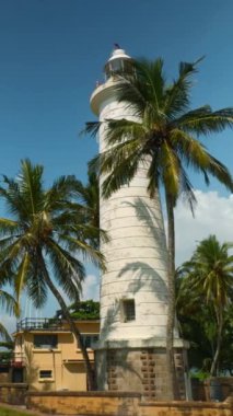 Galle Fort, Sri Lanka 'daki Galle Deniz Feneri. Başla. Güzel palmiye ağaçları ve mavi bulutlu gökyüzü