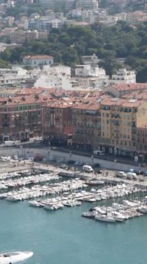 Yatlar ile şehir iskelesi Panoraması. Eylem. Güzel beyaz yatlar Eski Şehir yakınlarındaki Bay demirlemiş. Yatlar için iskelede eski apartmanlar ile Cityscape. Şehrin arka planda Marina.