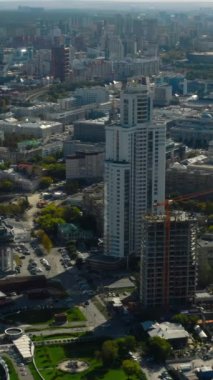 Ufuk çizgisi olan modern şehrin manzarası. Stok görüntüleri. Yazın modern şehirde güzel mimari ve yeşillik ile. Nehir ve modern gökdelenleri olan şehir manzarası.