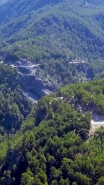 Yeşil dağ manzarasının en güzel manzarası. Şarjör. Gökyüzü arka planında yeşil örtüsü olan güzel dağ vadileri. Dağ vadilerinden geçen yollar yaz yolculuğu için mükemmeldir..