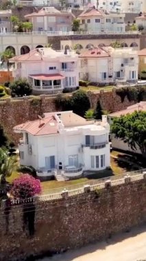 Dağ yamaçlarında bulunan binalar ve manzaralar. Stok görüntüleri. Dağ yamacındaki binaların ve kır evlerinin basamaklı manzarası. Dağ kasabası.