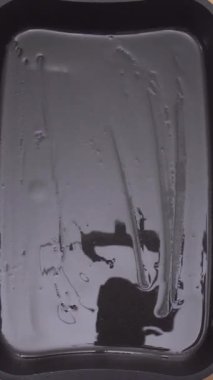 Balık pişirme ve servis etme zehri. Başla. Fırında balık pişirme işlemi temizlik ve dolgu malzemelerinden servis etmeye kadar. Fırında lezzetli balık pişirip restoranda servis etmek.