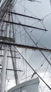 Cutty Sark gemisinin teçhizat ve direğini mavi bulutlu gökyüzüne yaklaştır. Başla. Greenwich, Londra