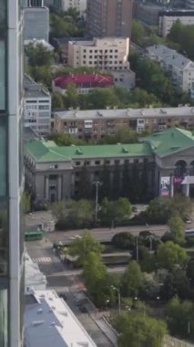Vysotskiy gökdeleni ve arkasında da Yekaterinburg 'un merkezi olan Rusya' nın cam cephesini kapatın. Stok görüntüleri. Yazın modern şehrin havası.