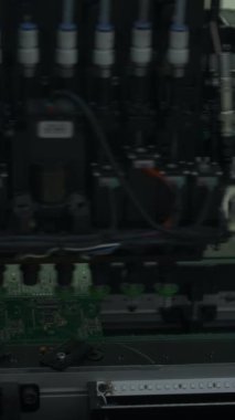 Elektronik fabrikasındaki bilgisayar işlemcileriyle üretim hattı. Yaratıcı. Mikroçip üretim süreci