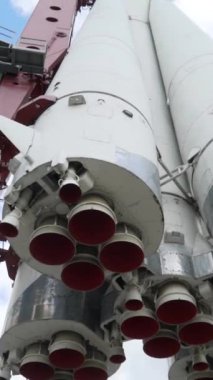 Gökyüzünün arka planında roketin altının görüntüsü. Başla. Mavi gökyüzüne yükselen başlıklı beyaz Vostok roketinin gerçekçi anıtı.
