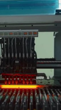 Otomatik seçim ve yer makinesi devre kartına bileşenler yüklüyor. Yaratıcı. Elektronik ve devre kartı üretim fabrikalarında montaj hattı