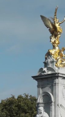 Buckingham Sarayı 'nın önündeki İmparatorluk Anıtı' nın altından Kraliçe Victoria 'ya bakın. İngiltere 'nin ulusal sembolleri