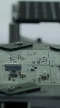 İşte basılı devre kartı için kaplama makinesi. Yaratıcı. Devre kartı yapan otomatik robot mekanizmasını kapat