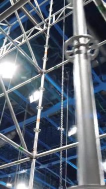 Performans ve konserler için ekipman kurulumu. Stok görüntüleri. Metal yapımı, etkinlik için profesyonel ışığın hazırlanması, endüstriyel arka plan.