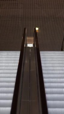 Boş hareket eden merdivenler yukarı aşağı koşuyor. Medya. Modern kapalı merdiven.