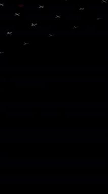 Kare renkli şekillerin soyut düz tasarımı. Animasyon. Bulanık hale gelen çok renkli kare ve haçlardan oluşan çok az renkli düz bir düzlemin arkaplanı.