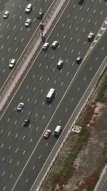 Trafiğin yoğun olduğu yoğun otobanın hava manzarası. Başla. Hızlı giden bir sürü arabası olan çok şeritli yol.