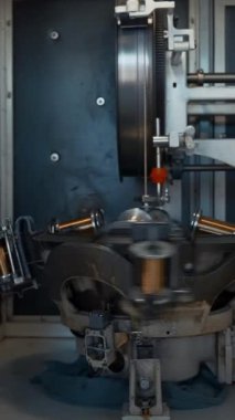 Bakır kablo sarmalı dönen makine. Yaratıcı. Bobinlere bakır kablo sarmak için otomatik makine. Üretimdeki kablolar için çoklu bobinler döndürülüyor.