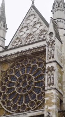 Avrupa Manastırı 'nın Gotik mimarisinin alt görüntüsü. Başla. Gül pencereli eski binanın güzel Gotik mimarisi. Mimari Avrupa simgesi