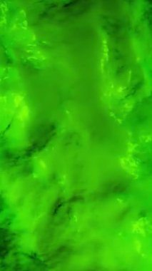 Soyut dalgalı yüzeyin üst görüntüsü, yeşil renkli suda dalgalanmalar, pürüzsüz döngü. Renkli parlayan sıvı madde.