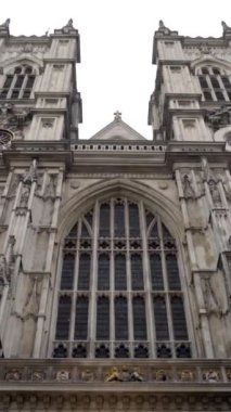 Bulutlu gökyüzünün arka planında iki kulesi olan katedral cephesi. Başla. Bulutlu havada gotik mimarisi olan güzel katedral binasının altından manzara.