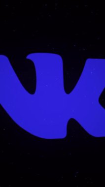Siyah arkaplanda VKontakte uygulama simgesinin çok renkli hareket eden pleksus ağlarına dönüşmesinin dijital animasyonu. Animasyon. Teknoloji, sosyal medya ve İnternet arkaplanı.