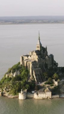 Ünlü Mont Saint-Michel, nehir kenarında küçük bir adada Paris'in batısında Normandiya'da bulunan bir kasabanın havadan görünümü. Eski gotik mimarinin muhteşem görünümü