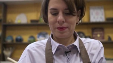 Kendini adamış bir sanatçı özenle özgün bir sanat eserini ana yaratım araçları olarak yemek çubuklarını kullanarak hazırlıyor. Menkul Kıymetler