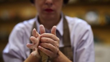 Bir zanaatkar çeşitli materyalleri ustalıkla şekillendirir, ustalık sanatına olan sarsılmaz bağlılıklarını gösterir. Menkul Kıymetler