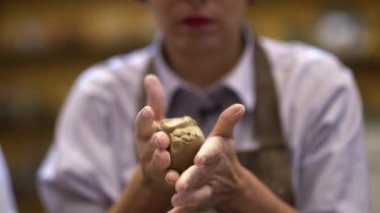 Son derece yetenekli bir zanaatkar, el işçiliğinin zarif güzelliğini sergileyerek, canlı killeri titizlikle şekillendirir. Menkul Kıymetler