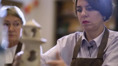 Sanatçılar, muazzam yaratıcılıklarını ve hünerlerini sergileyerek karmaşık çömlek yapma sürecine giriştiler. Menkul Kıymetler