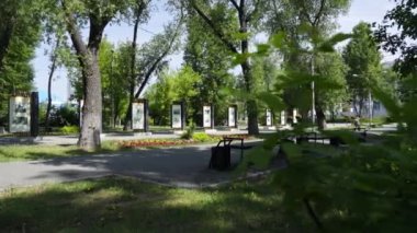 Huzurlu bir park, nefes kesici sanat eserleri, canlı ağaçlar ve rahatlamak için açık gökyüzü sunar. Kırp