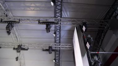 Tavanda gelişmiş ışıklandırma ve etkinlikler için güçlü kirişler var ve modern bir tasarım herkesin ilgisini çekiyor. Kırp