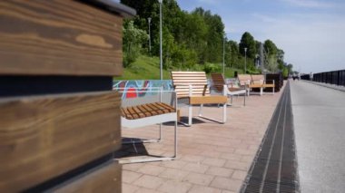 Burası doğal ortamda rahatlamak ve keyif almak için mükemmel bir yer olan sakin bir açık hava oturma alanı. Kırp