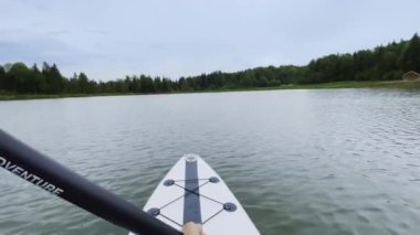 Huzurlu ve sakin bir sahne huzurlu bir göl üzerinde yüzen kürek tasviri, doğal güzellikleri etkin bir şekilde ön plana çıkarıyor. Kırp