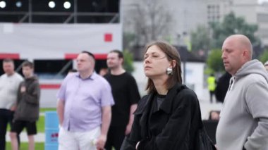 Gürcistan, Tiflis - 20 Temmuz 2024: Açık havada yapılan bir toplantıda bireylerin düşüncelerini yansıtan bir sahne. Kırp