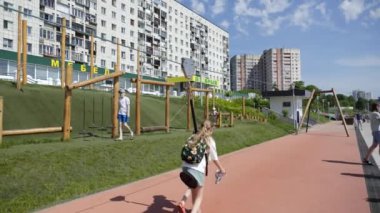 Gürcistan, Tiflis - 17 Haziran 2024: Canlı ve güvenli bir şehir ortamında, çocuklar çeşitli eğlenceli açık hava aktivitelerine katılıyorlar. Kırp